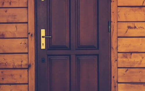 Блиндирана врата за дървена къща