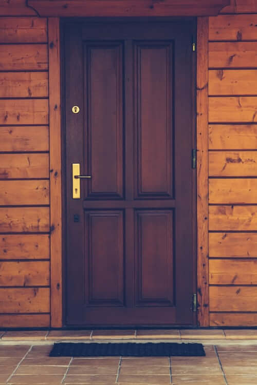 Блиндирана врата за дървена къща