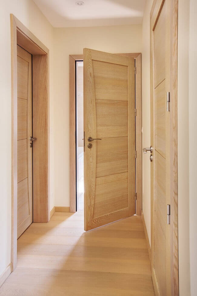 Интериорни врати с дървен дизайн