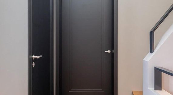 Черен цвят интериорна врата в дом
